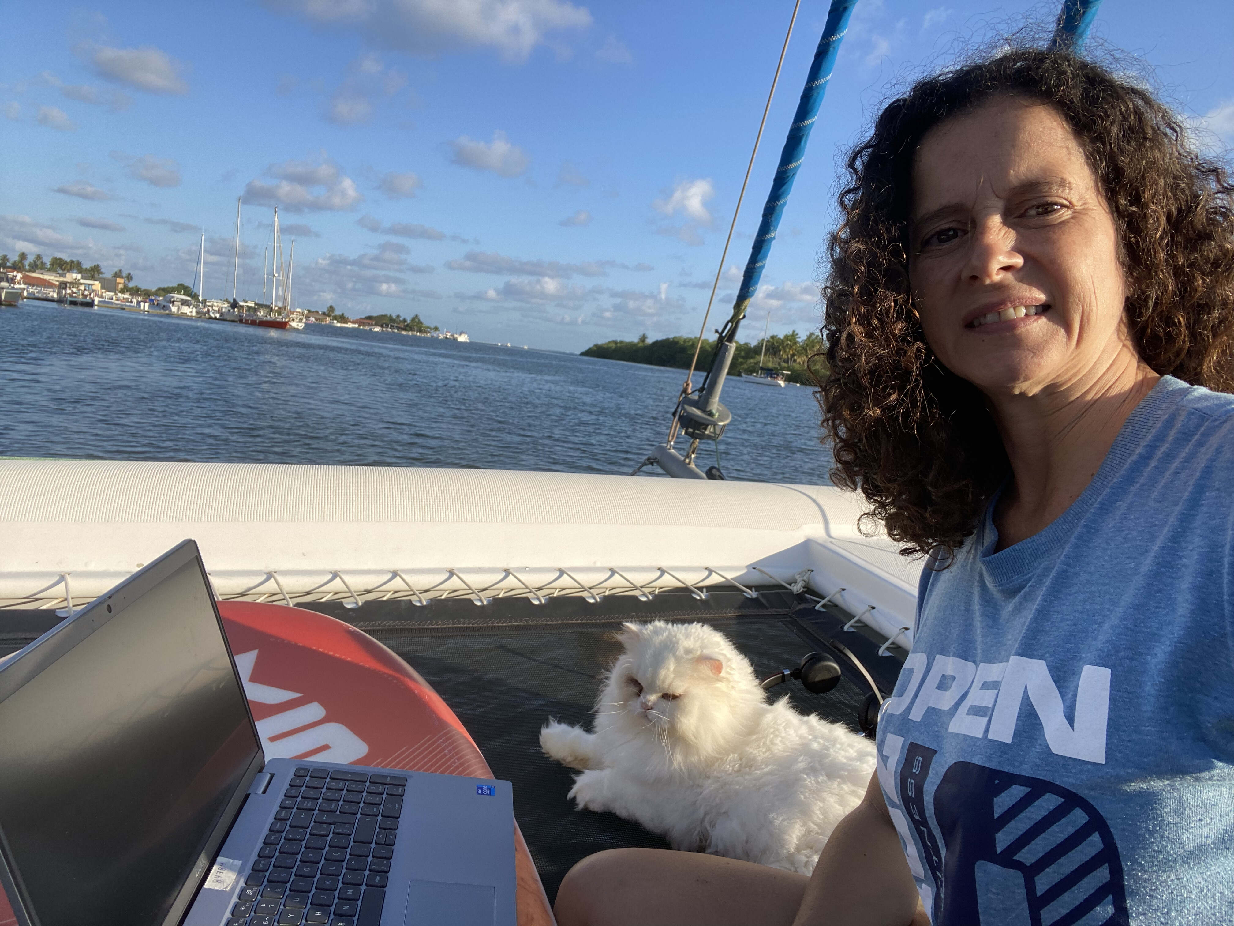 Casal vive com seus gatos em veleiro-catamarã